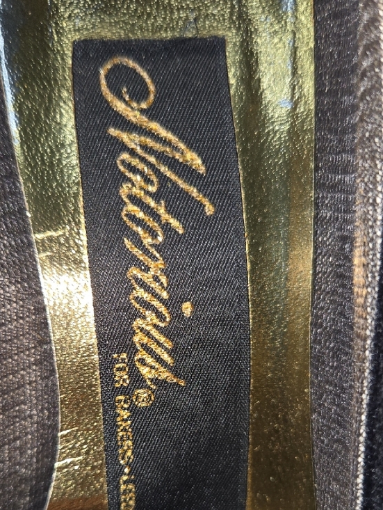 Vintage Notorious heels for Bakers-Leeds . Women's Black Suede with Gold Insole - Picture 2 of 9